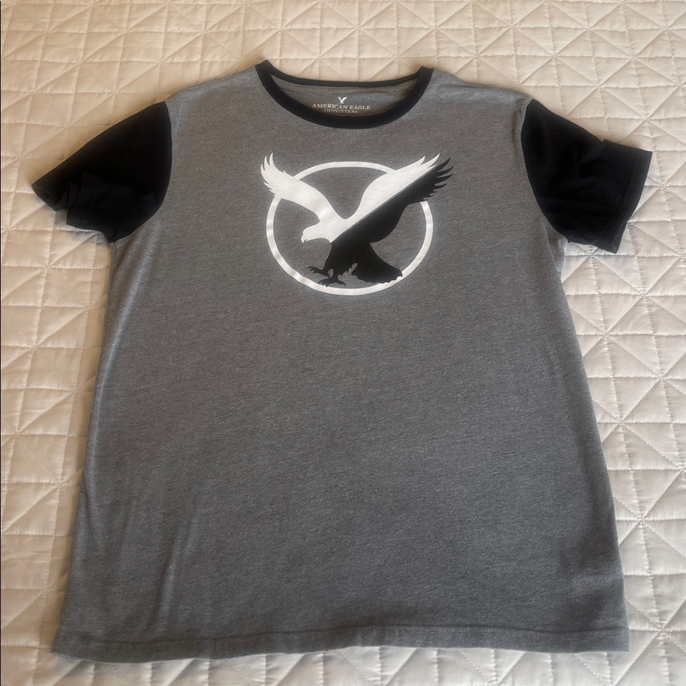 American Eagle Outfitters Gray and Black Short Sleeve Tee